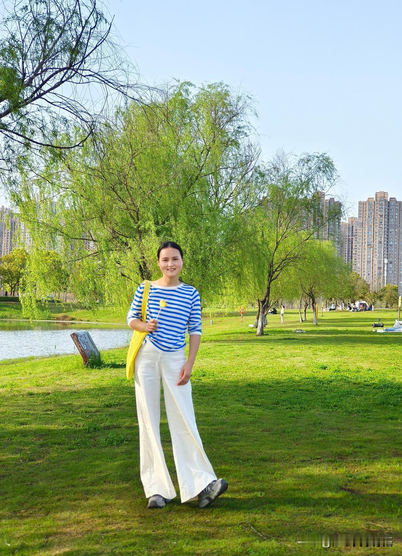 今年我格外偏爱蓝色，偶然看到一篇文章说我的属相不宜穿红，更适合蓝色。想来这就是色