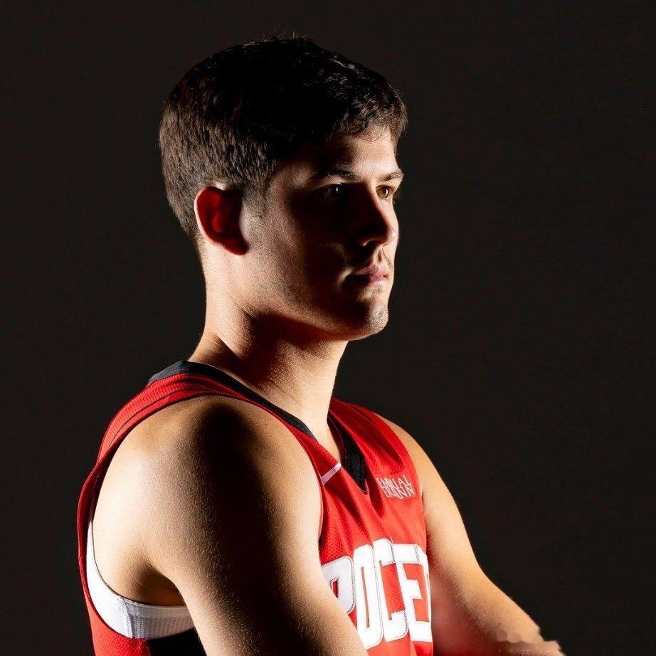 休斯顿火箭 NBA球员评分 谢泼德-我的评分：里德·谢泼德在首次主场首发中，三分