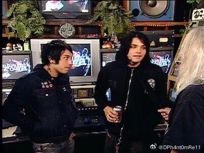 然后你看过来的时候 我又把眼睛转回去 