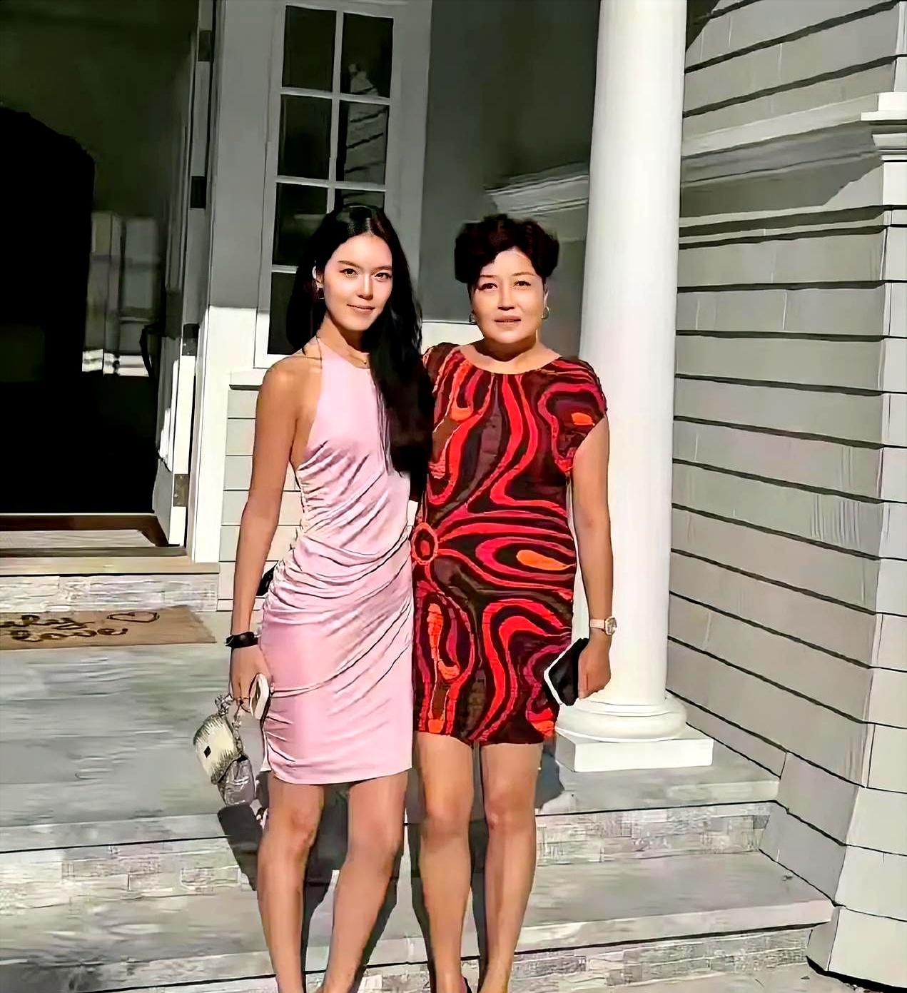 阳光落在门柱上时，哈文牵着法图麦，在美国那栋大房子前按下快门。
女孩已经一米七多