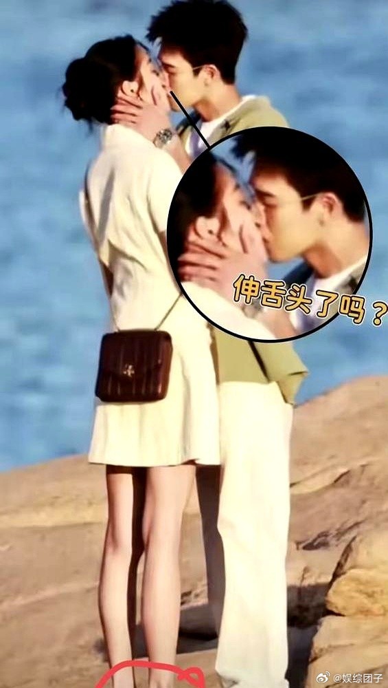 和鹿晗412天没互动，关晓彤新剧里却和男主亲了17遍。 有人说她感情出问题了，才