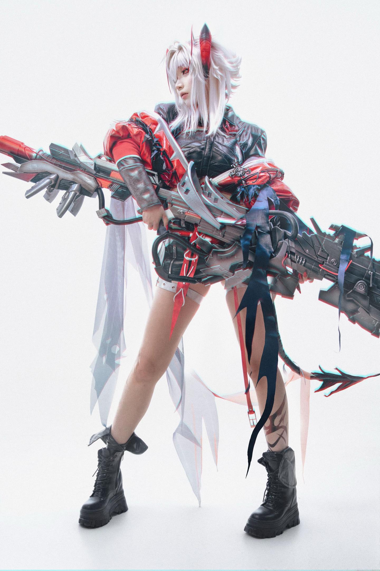 “吃我一发爆裂黎明！”这大道具真攒劲啊 出镜异格w coser:  我...