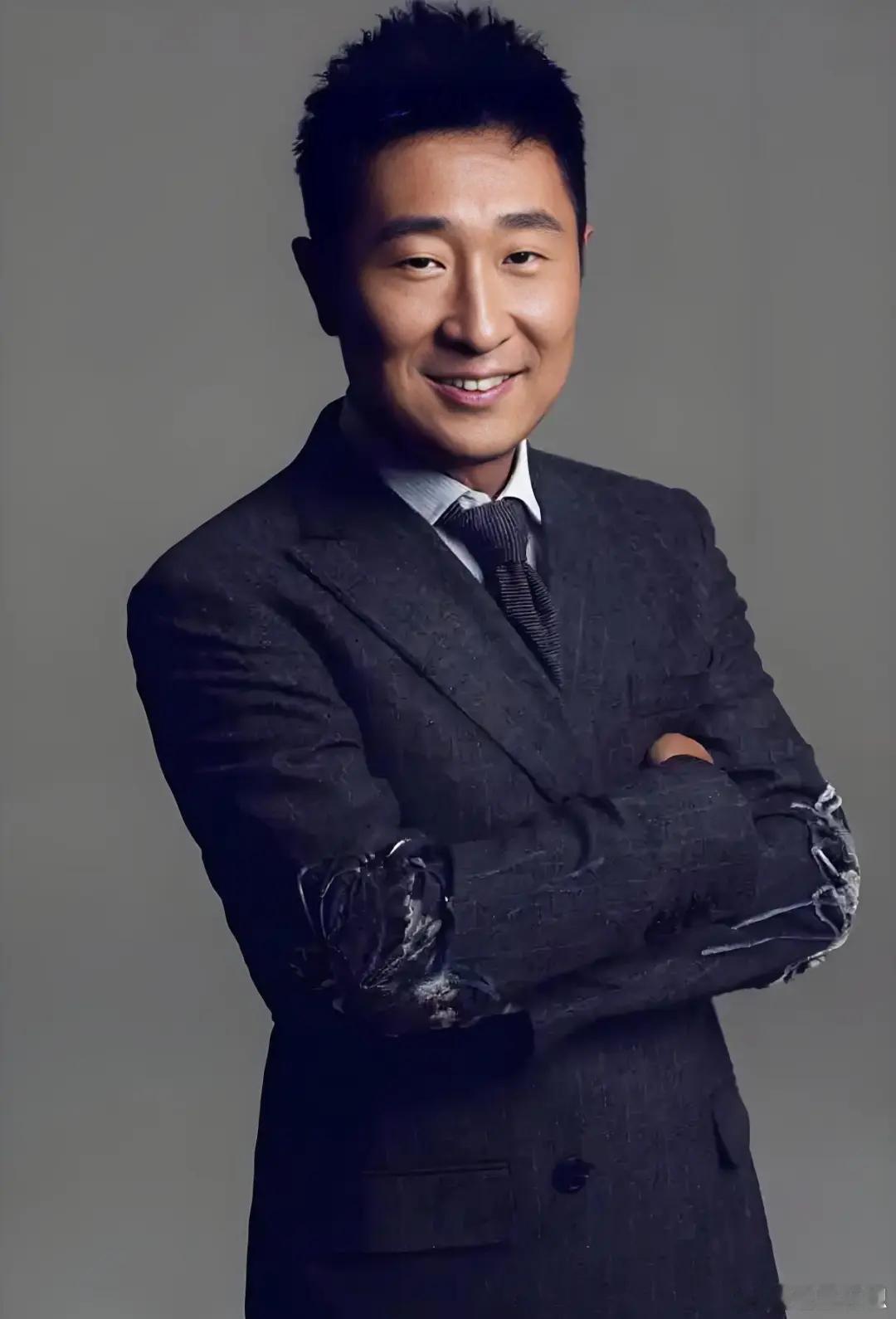 林永健舒适得像在演我周末 窝在沙发里盖着小毯子，遥控器乱摁却没心思看剧，眼睛半睁
