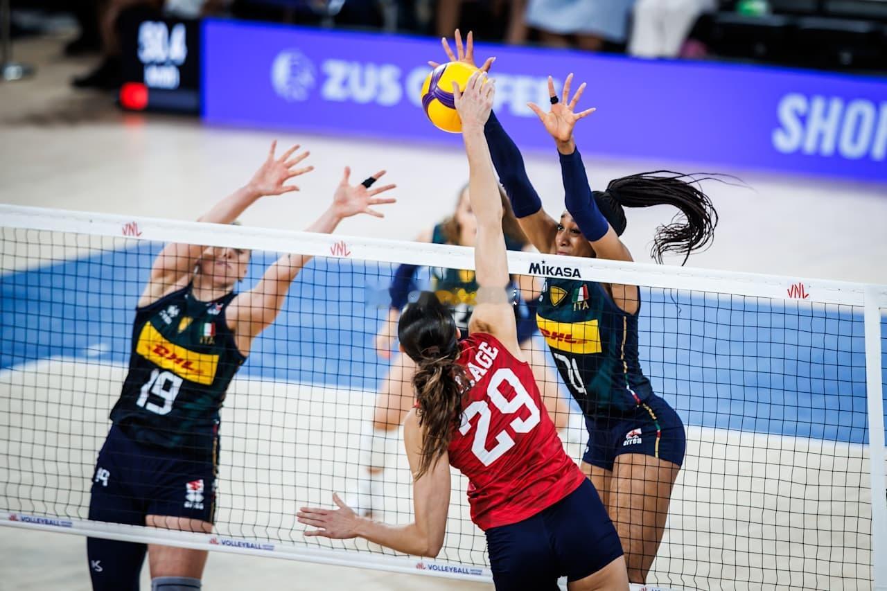 美国女排2-0意大利女排（27-25 25-20）萨梅迪：9分（13扣9中0失误