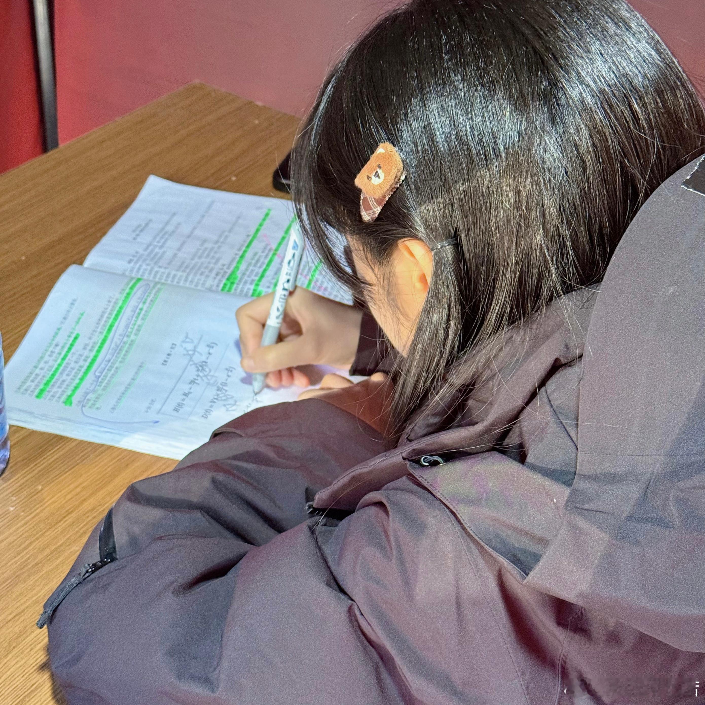 这两张图放一起别提有多萌🥰 