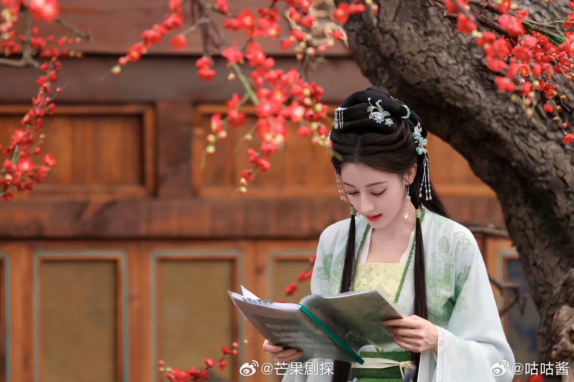 迪丽热巴人间限定款贺small迪丽热巴片场随时随地看剧本 剧本不离手啊，反复看剧