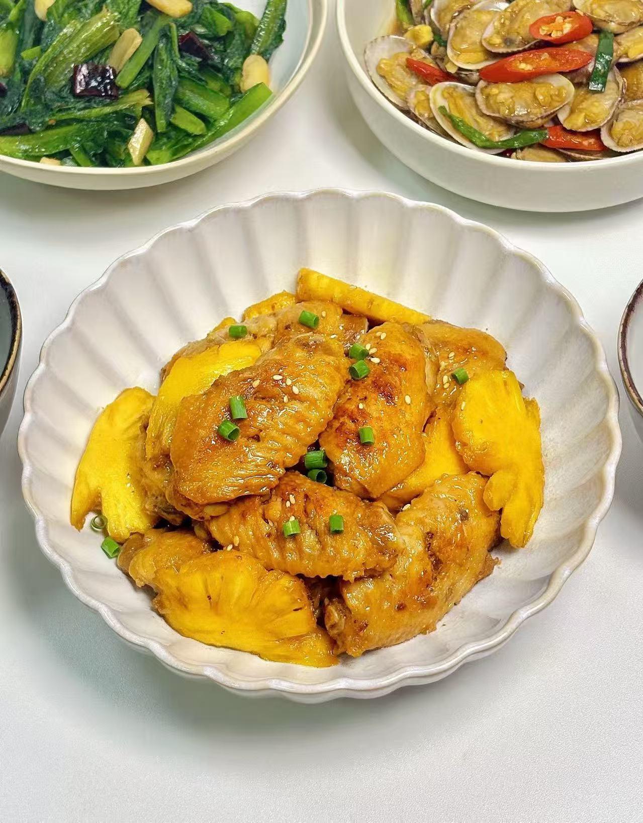 一盘金黄色的菠萝鸡翅，真诱人，美味佳肴。