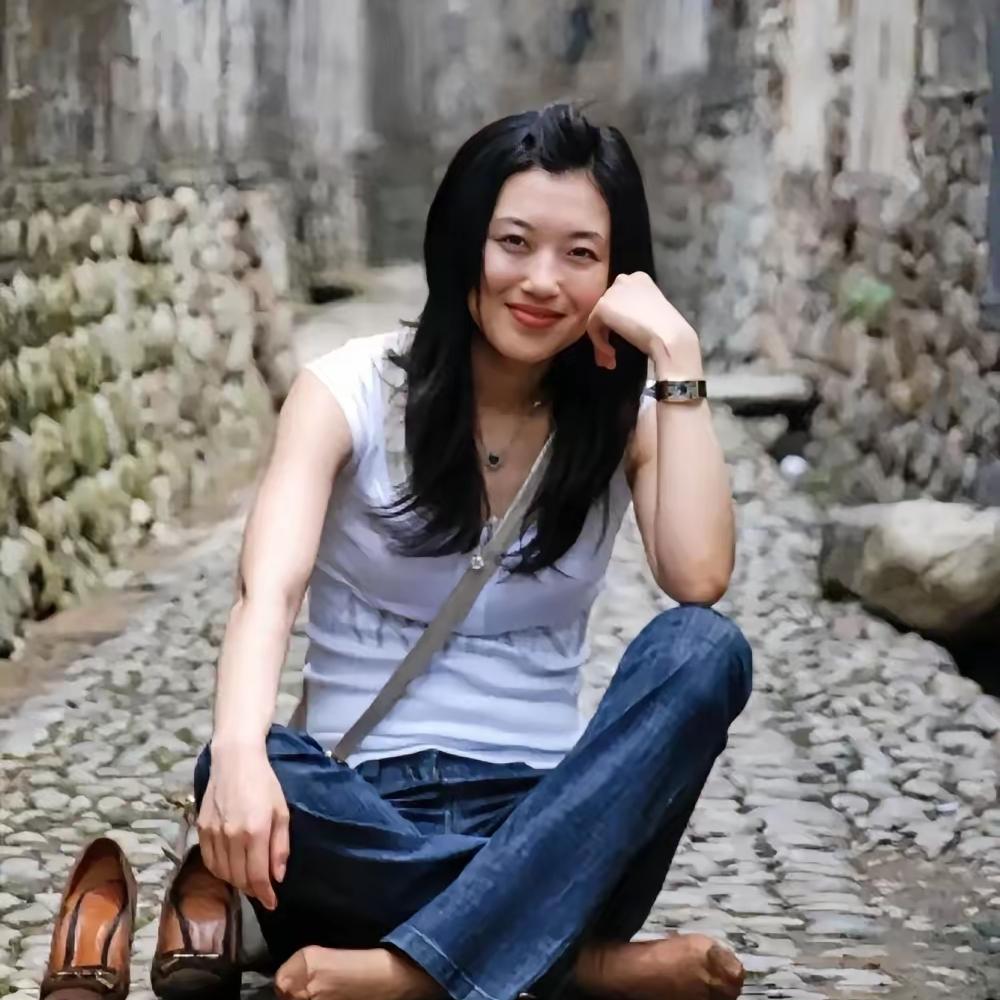 她的颜值比董卿高，她的学识渊博，就算是倪萍、李修平来了都是甘拜下风的存在
她一个