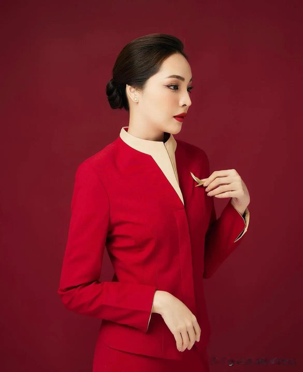2023结束，2024来临，新的一年要红红火火。这一身火红的制服是真美，能认出来