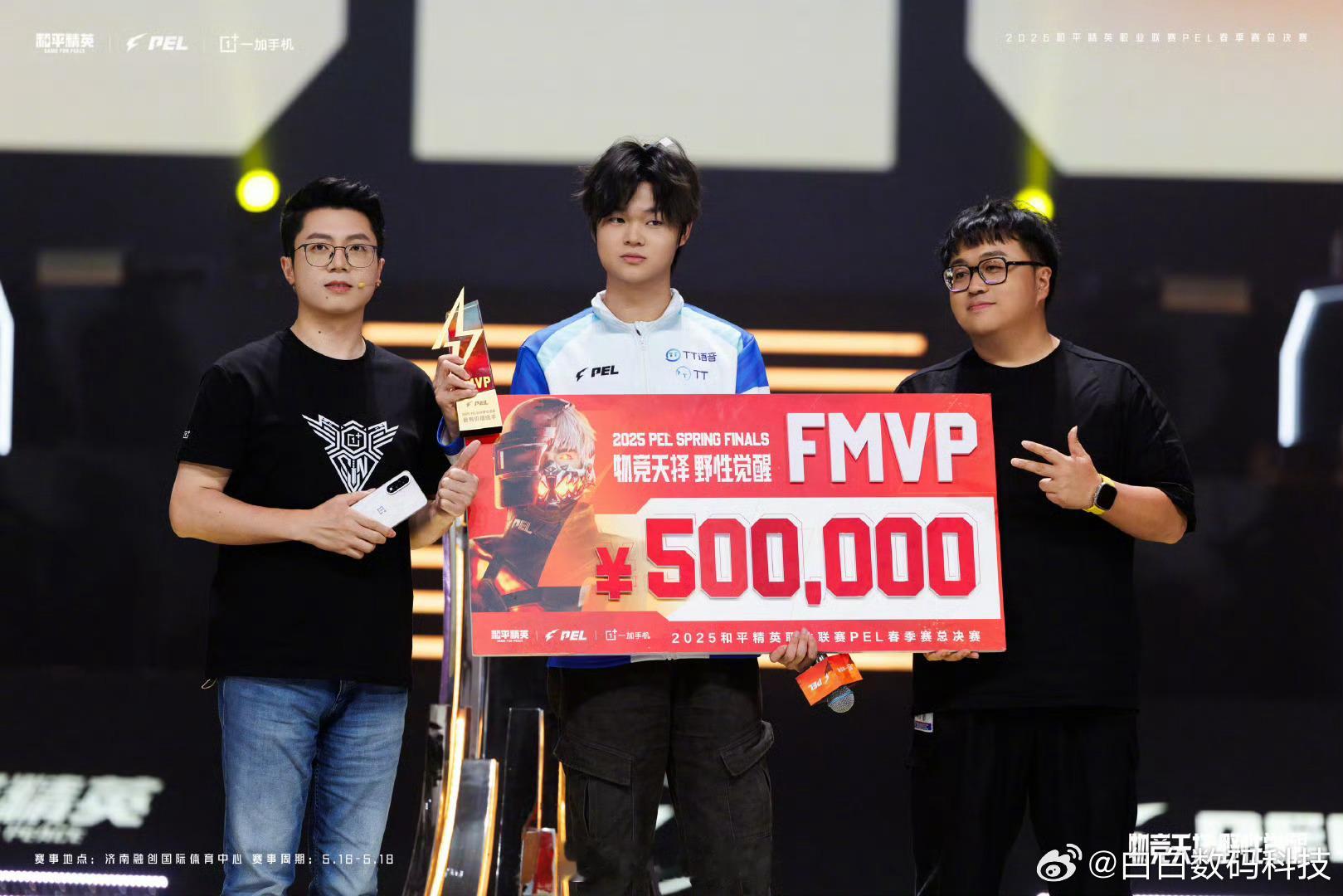 一加Ace5至尊版真机简约细长条竖排多摄 满分10外观给几分？ ​陈奕迅微博在线