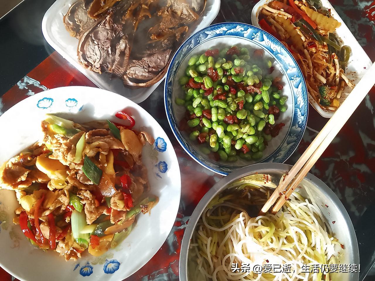 分享一下你随手拍下的照片分享一下昨天晚上我和儿子两人的晚餐。买个卤菜、随便炒俩菜