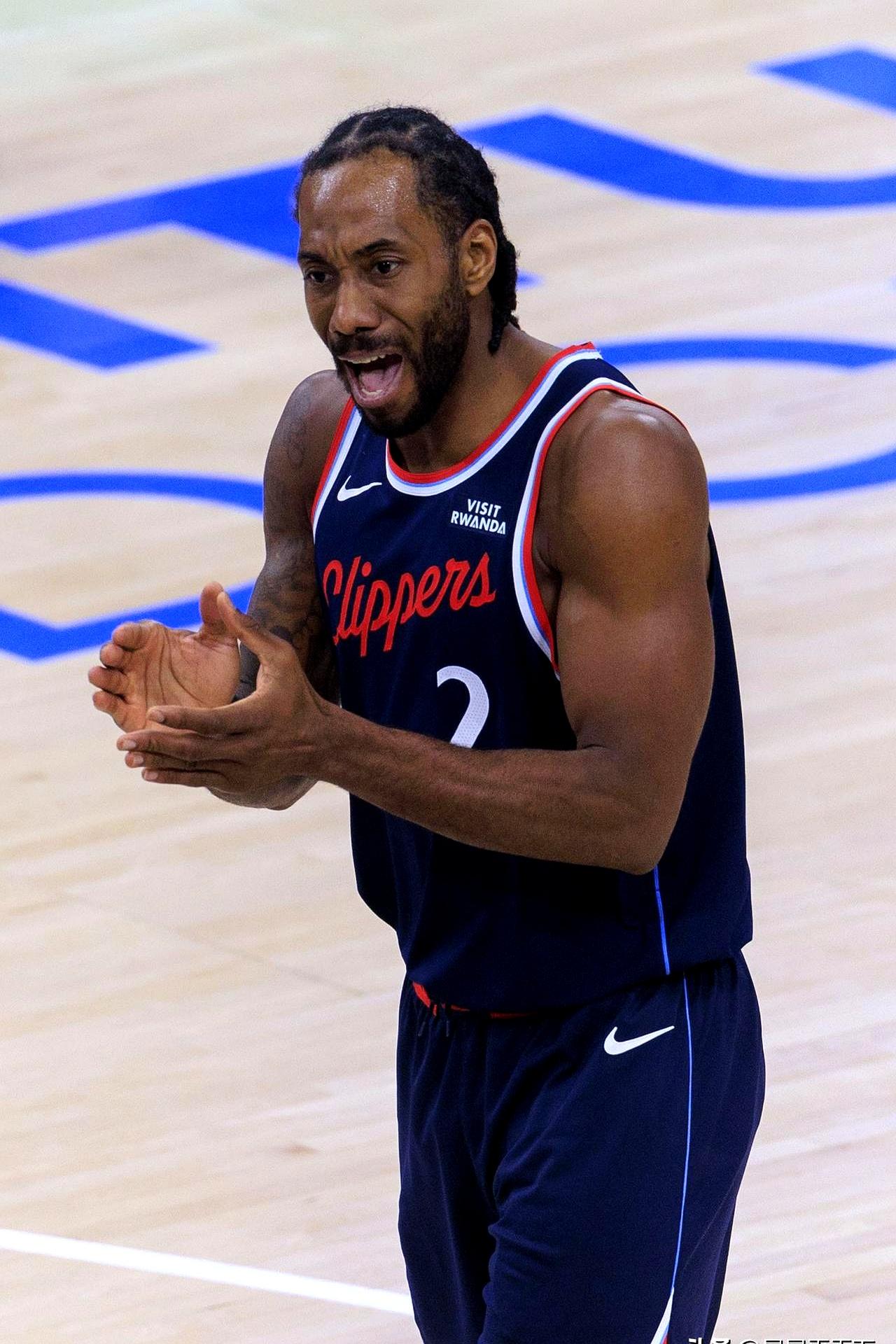 从开局6胜21负的西部垫底，到胜率重回50%，快船只用了4个月。
今天他们主场