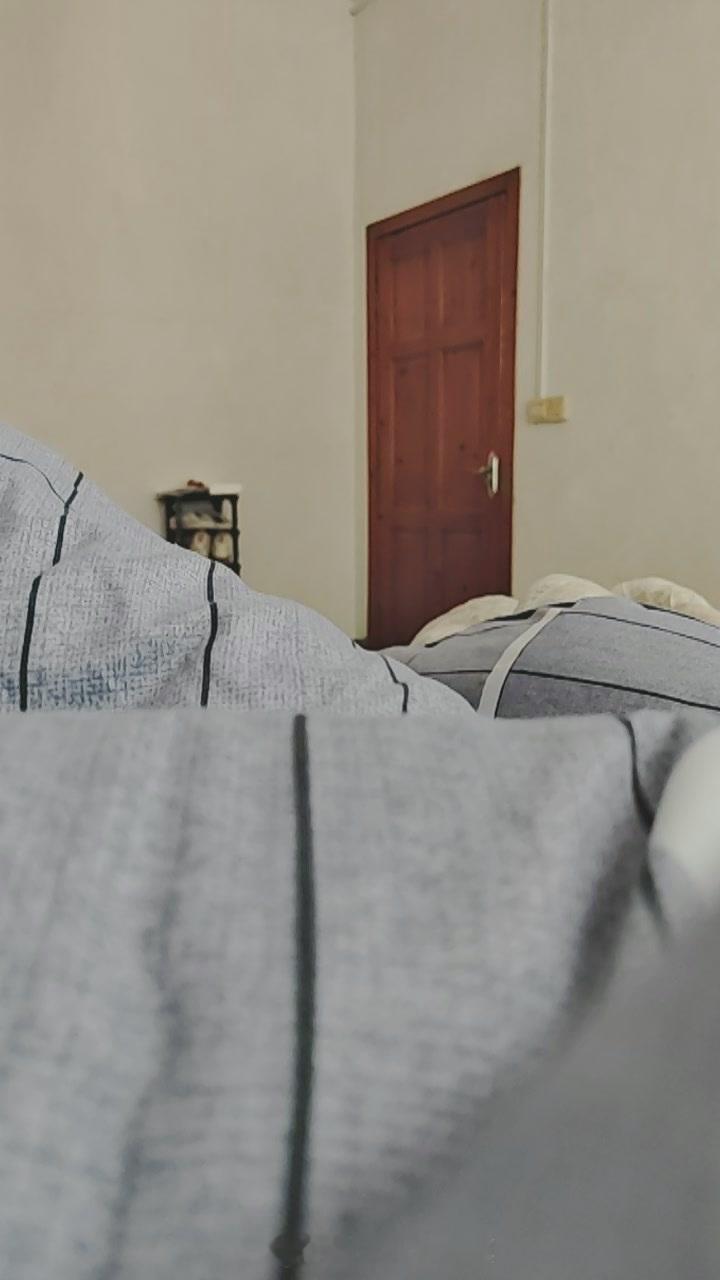 我在被窝有点无聊 太暖和了 