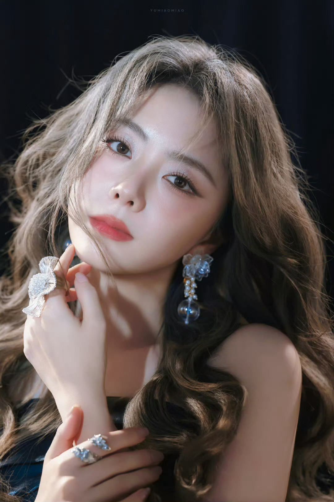 谭松韵演唱会今日可以抢票啦 这个官宣海报金色大波浪卷发搭配复古黑裙简直就是洋娃娃