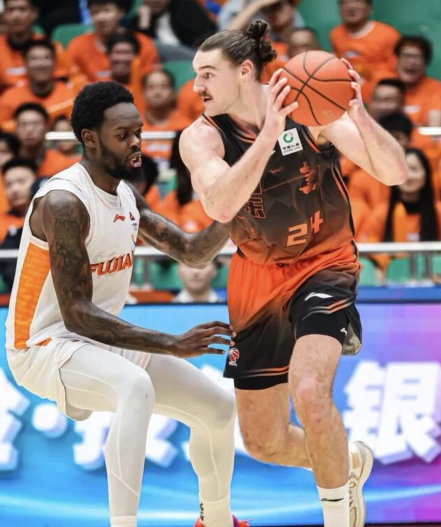 102：93击败福建浔兴，积分榜暂时回到第四，山东高速男篮不能高兴得太早，老凯撒