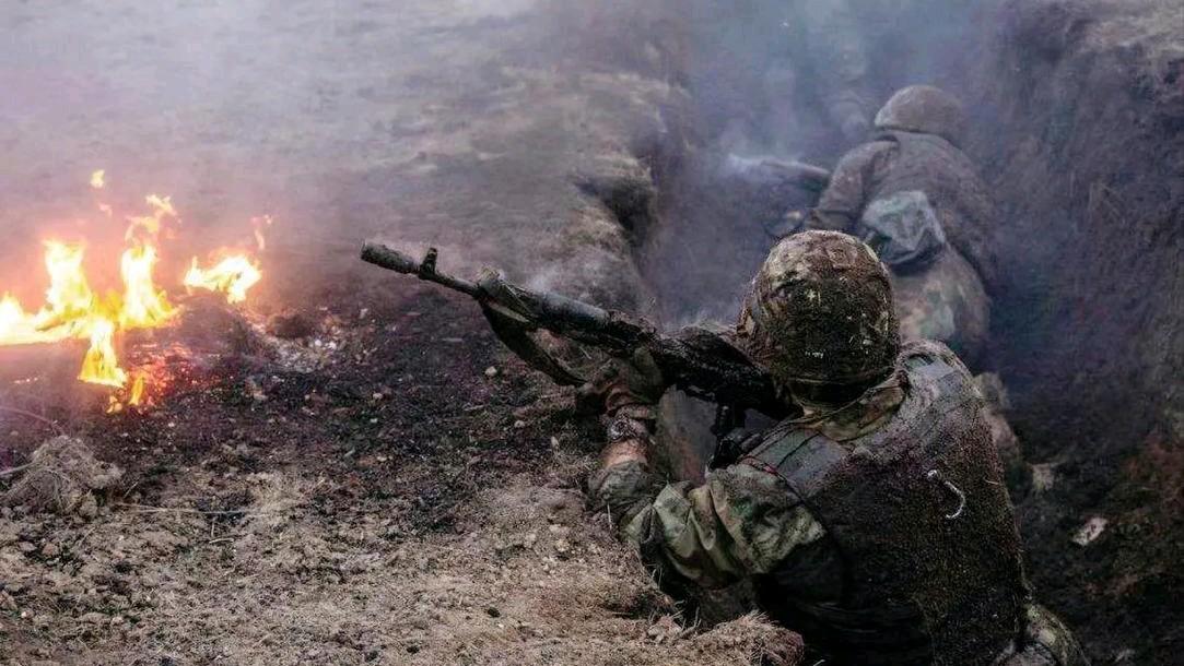 红军城基本上被俄军合围，俄军顿巴斯中央集群投入2.7万地面部队，配备100辆主战