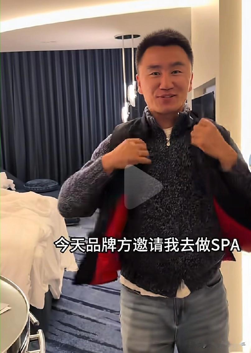 穆萨一天潇洒的很，做个贵妇式的spa还能跟人家做spa的小姐姐聊起来，邀请人家带