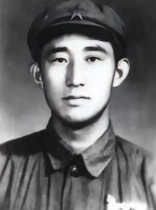 1949年，潜伏者吴荣森察觉特务盯梢，察觉到危险后，收拾行李准备撤离，却被一封急