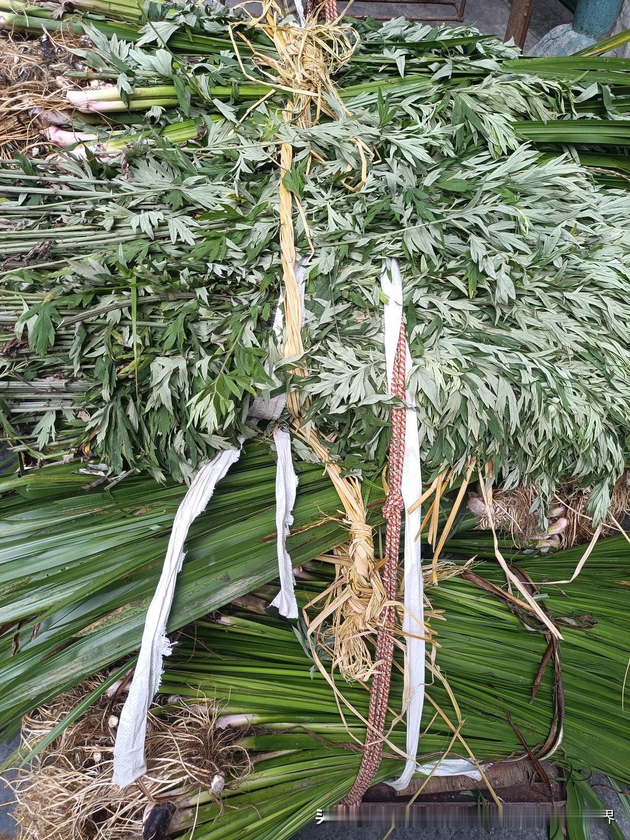 端午节在湖南省湘西山区跟春节、中秋节是同档次的大节，老百姓都要全家团聚，家家户户