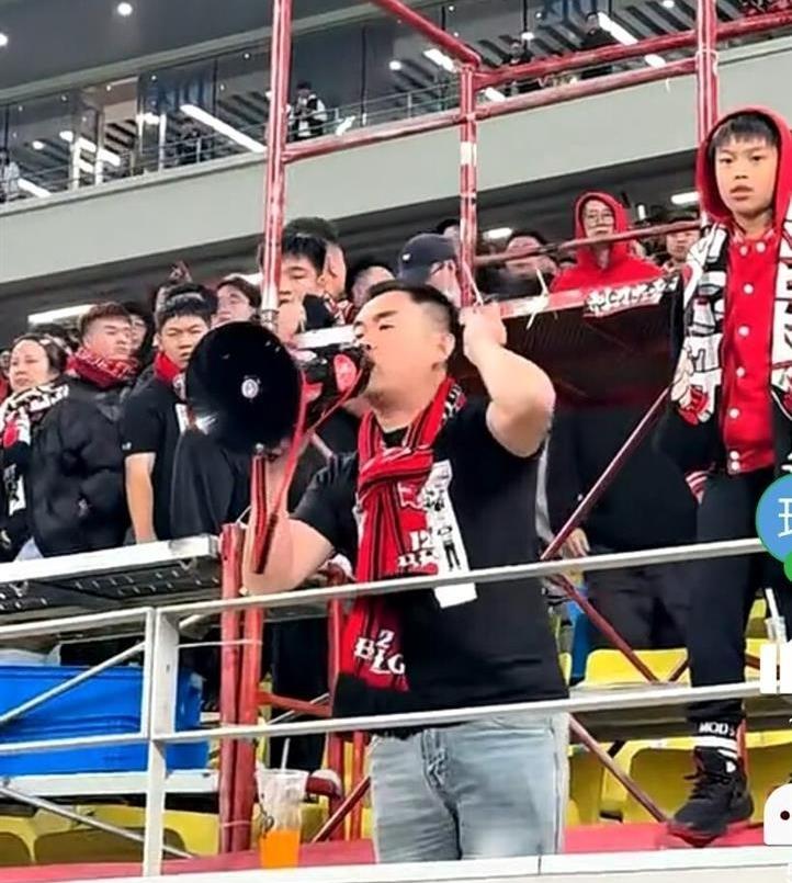 继成都蓉城之后，球场边再现球迷训话球员的名场面。
浙江队全运会0：1新疆，赛后浙