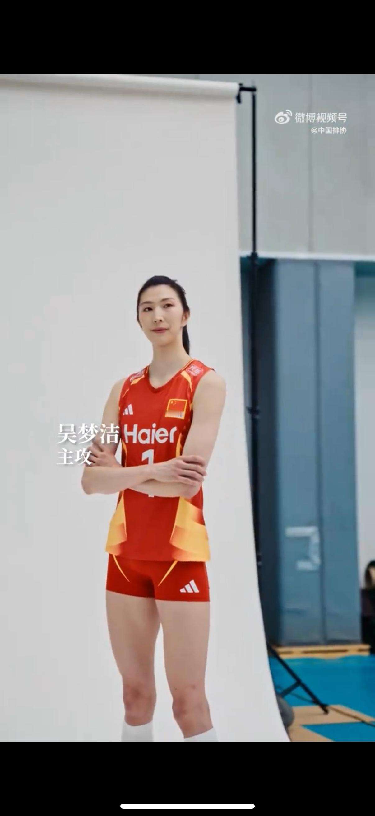 这一坨黄色图案➕颜色都不好看，还有裤子那两条黄色的线仅代表我个人审美，你们觉得呢