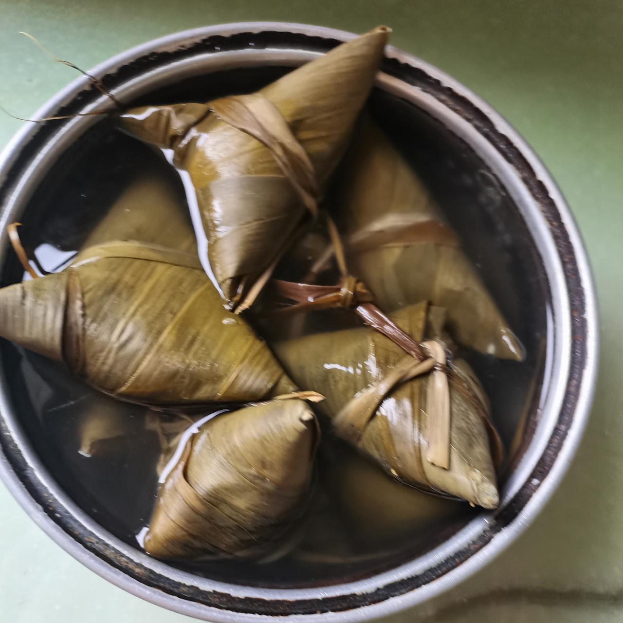 粽子用水煮还是隔水蒸?
包棕子时糯米一定要用凉水泡两天最好，我家就是下午泡上后，