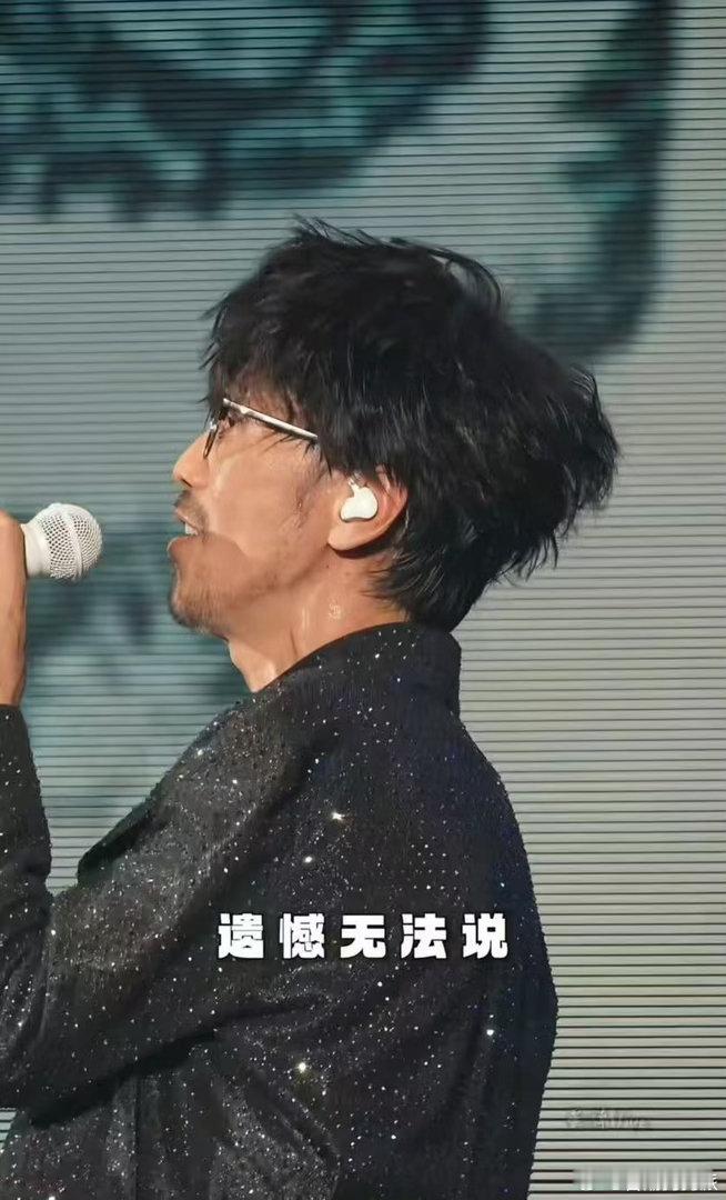 周传雄和粉丝抢着唱出卖周传雄就这样沦为伴唱同台互动轻松自然，没有一点距离感，简简
