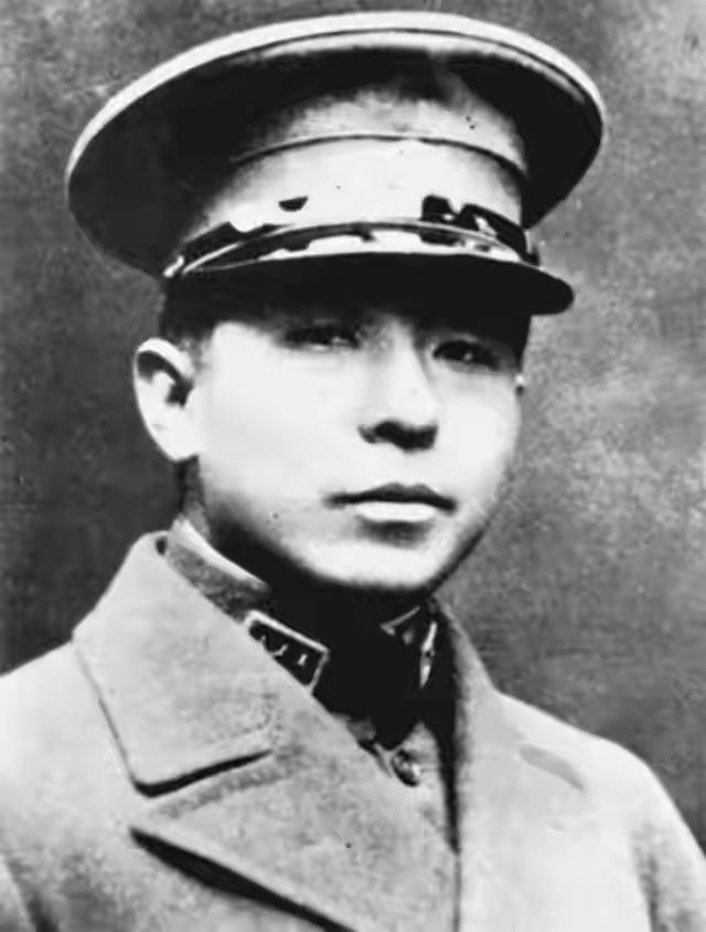 1928年张作霖被炸死，五姨太随即去陪日军，张学良知情后当场下跪。

说起这事，