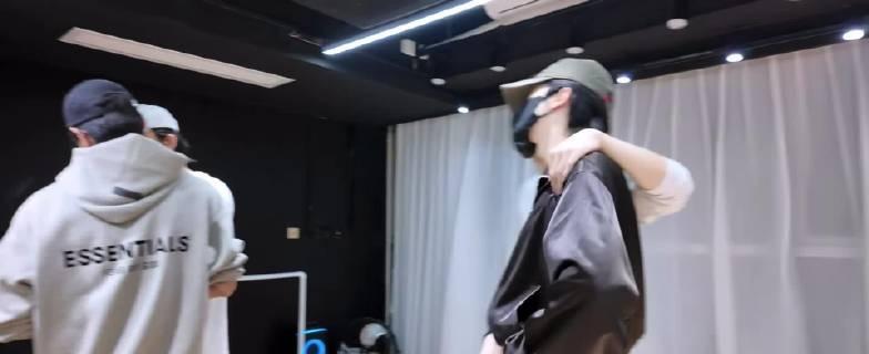 在训练室里、不是自己的part于是两个人即兴发挥，打打闹闹的很开心啊🥹 ​​​