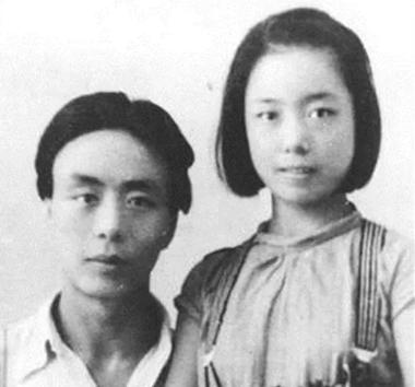 1955年，北京作协的2楼窗口，一双眼睛正死死盯着楼下做操的年轻女人。她22岁，