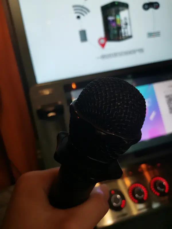 拍视频唱歌对口型，有不少方法。用抖音的话，可利用K歌功能。点击转动小碟片选拍同款