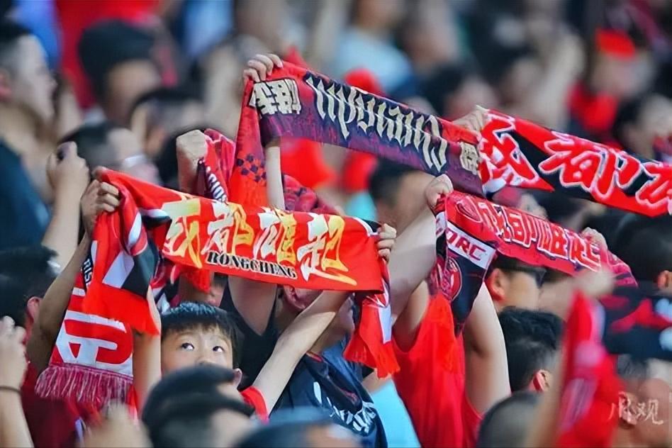 7 月之后 12 场只赢两场，蓉城靠着扣分红利领跑，硬仗一场拿不下。成都蓉城这场