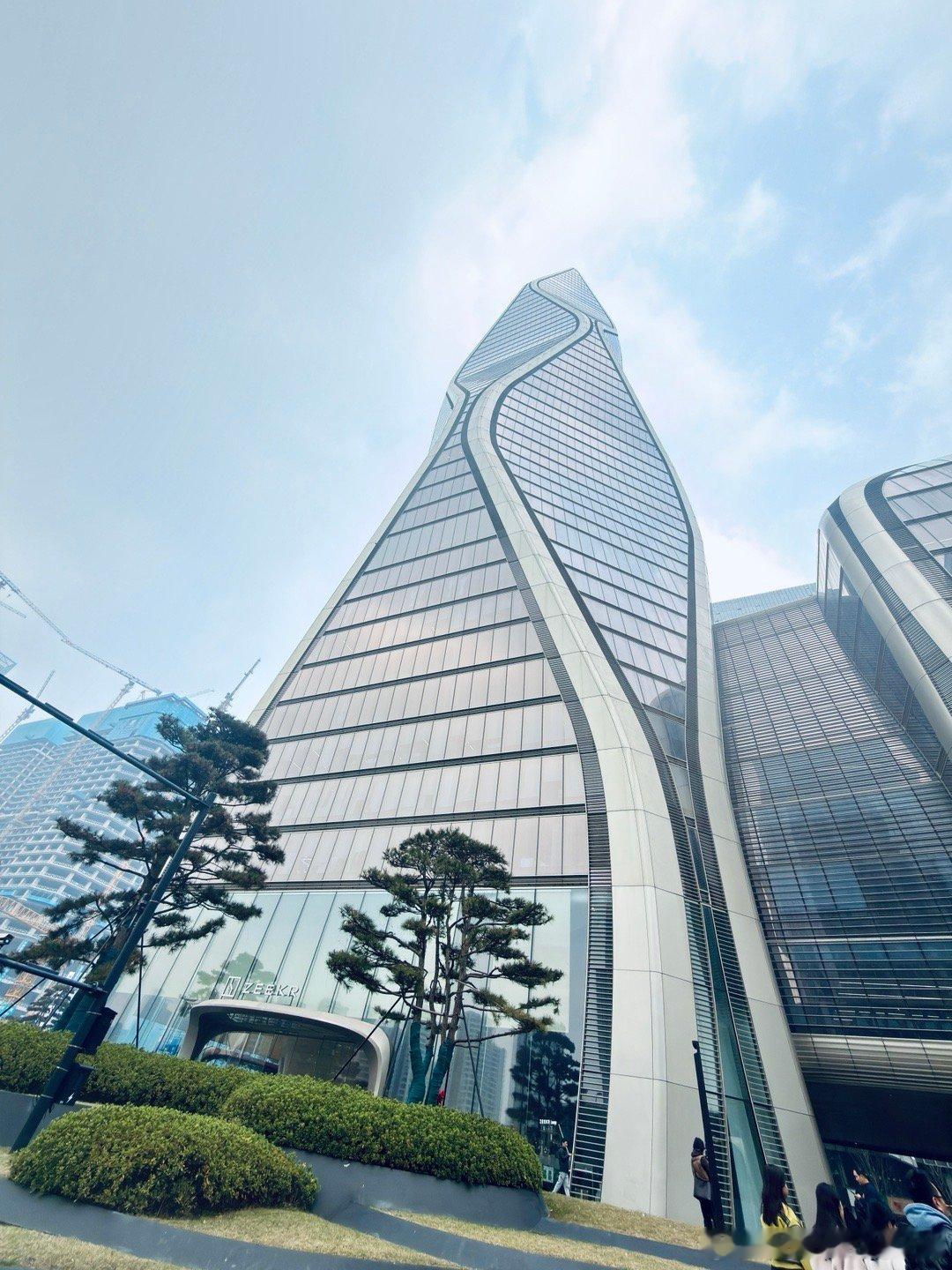 今天来极氪大厦取一台极氪7X，论外观和内饰的精致设计，极氪一直都很在线极氪7x米