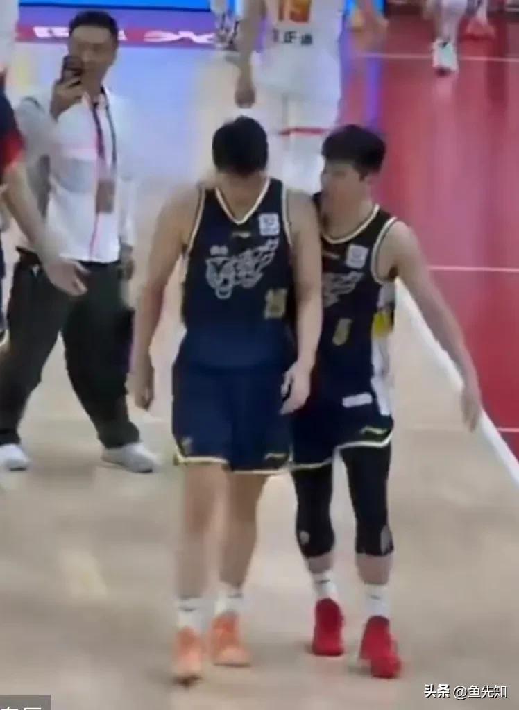 比赛结束后，广东队主场的MC大喊25号张皓嘉，而此时张皓嘉也抑制不住自己内心的情