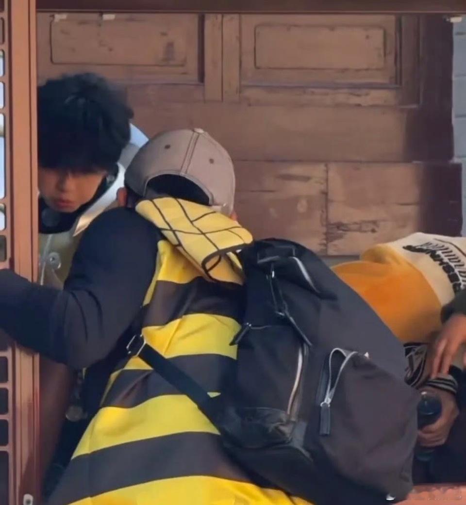 穆祉丞被吓一跳好可爱周五晚高疯 别人看《周五晚高疯》是找刺激，我是专门来看穆祉丞