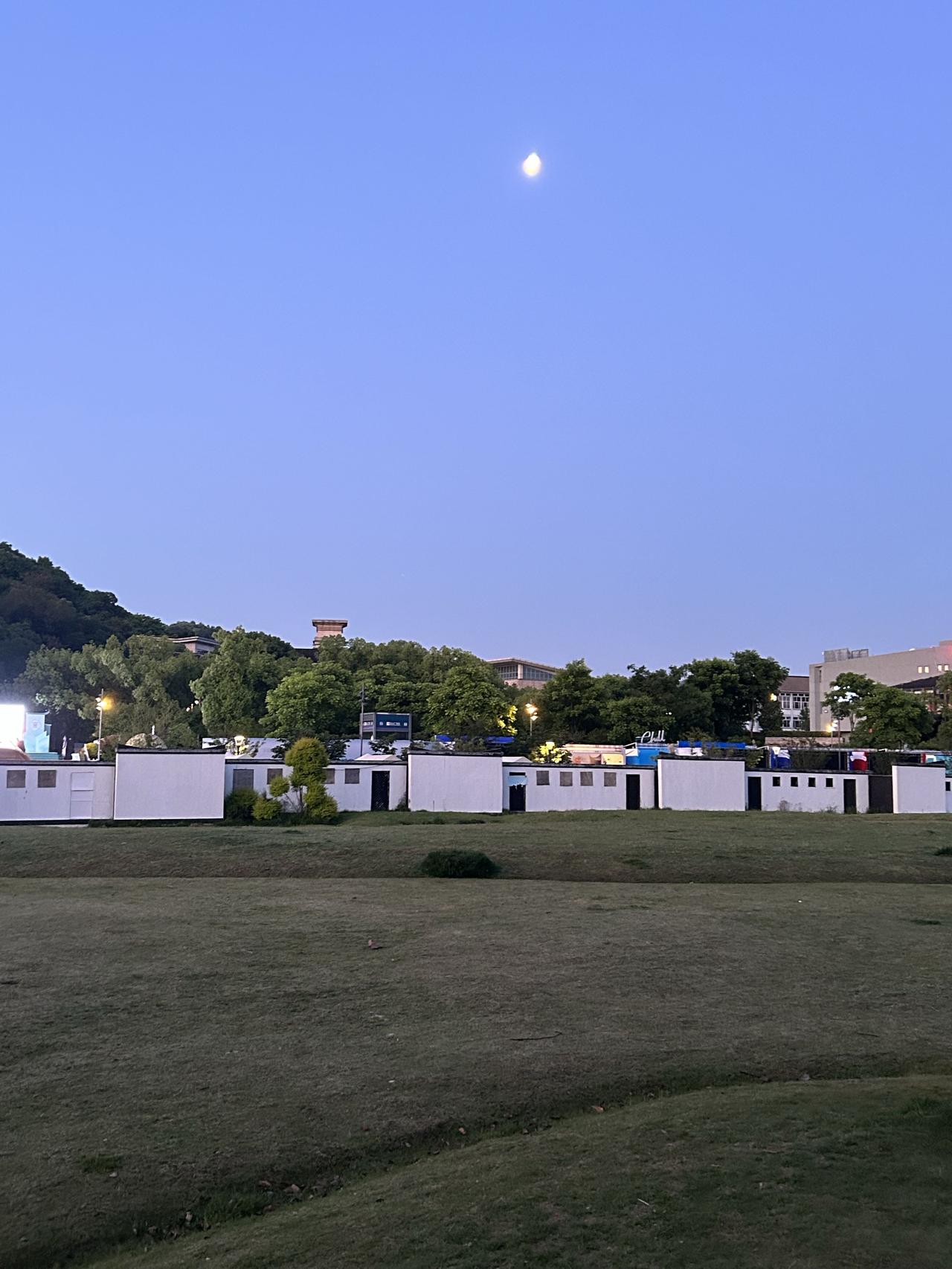 晨起有阳光，晚归有暖意，平凡日常满是欢喜