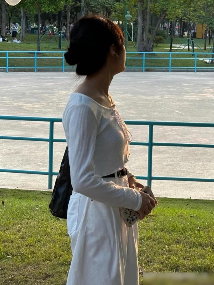 我发现，一个女性，从头到脚最不能出现的就是驼背

我前两年天天久坐办公，回家还瘫