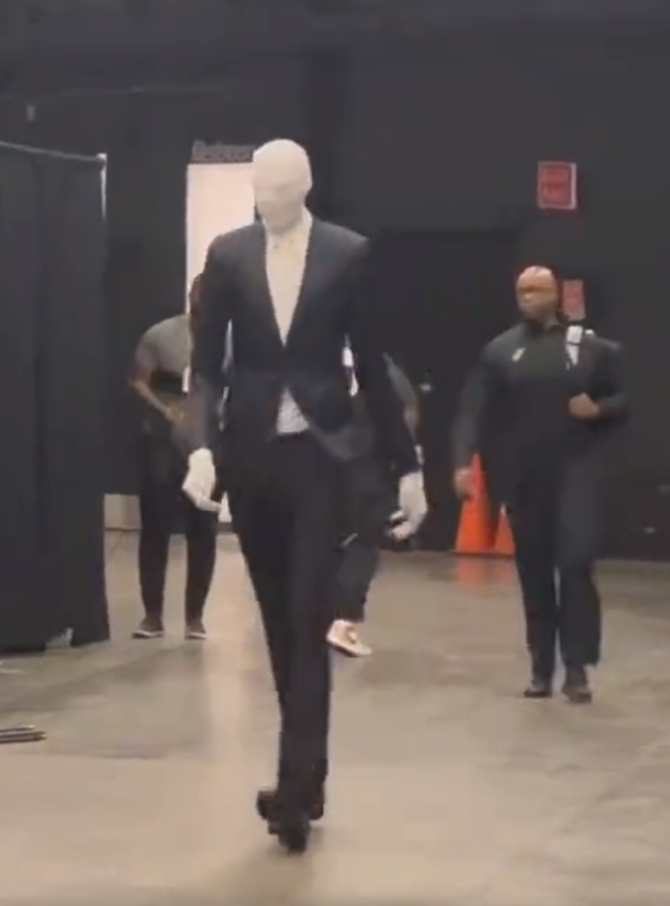 #文班亚马万圣节装扮##NBA你我皆主角# 这压迫感，这造型。真要在晚上遇到，肯