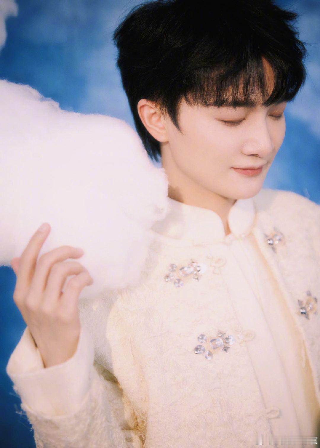 这首歌简直是周深的养老保险 家人们，当《小美满》的前奏如微风轻拂耳畔，我的心便不