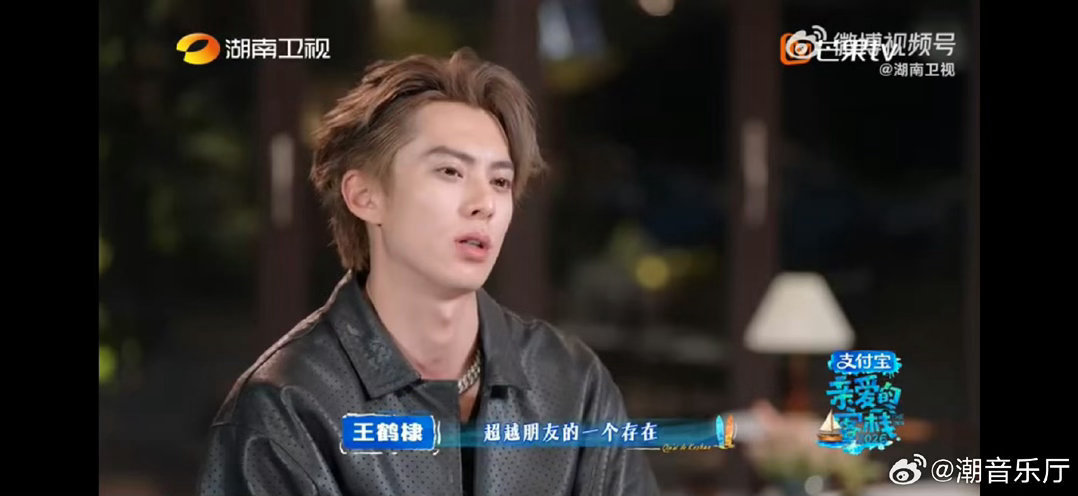 武大靖给王鹤棣送黄桃罐头 武大靖把东北人专属的治愈黄桃罐头送给王鹤棣，简单又温暖