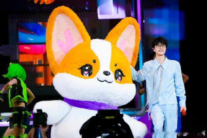许嵩和他的傲娇女明星陪伴多年的格洛米走上舞台，许嵩演唱会名场面再加一 ​​​
