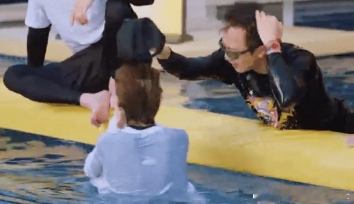 鹿晗是扁头鹿晗居然是扁头哈哈哈哈哈 鹿晗落水后湿发贴头，后脑勺的扁度一览无余。网