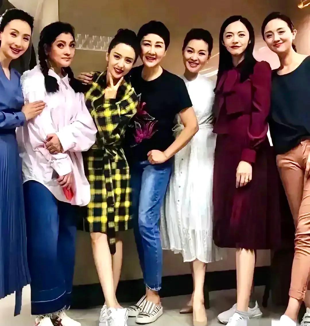 7位天仙女同框照，个人认为最美朱媛媛，最厌张凯丽……
朱媛媛穿棕色裤子和黑色上衣