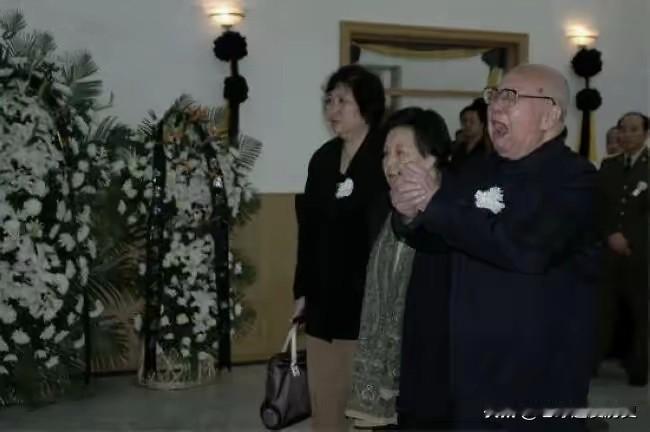 灵堂之内，白花层层叠叠，气氛沉重哀伤。2006年，光美同志告别仪式上，哥哥王光英