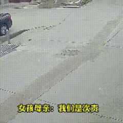 事情发生在去年3月，一老人骑自行车自己摔倒了，两个路过的女生好心去扶她，结果老人