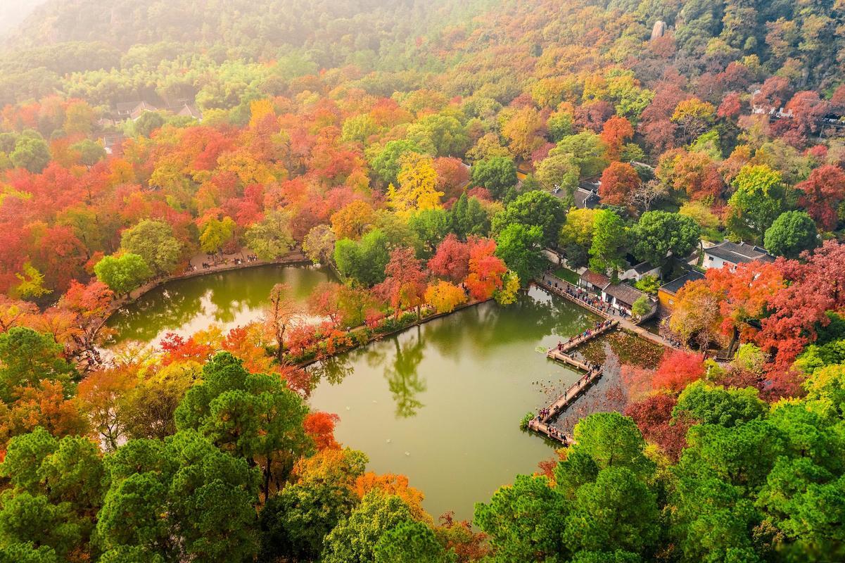 天平山，国家4A级旅游景区，位于江苏省苏州市吴中区，古称白云山，也是宋仁宗赐给名