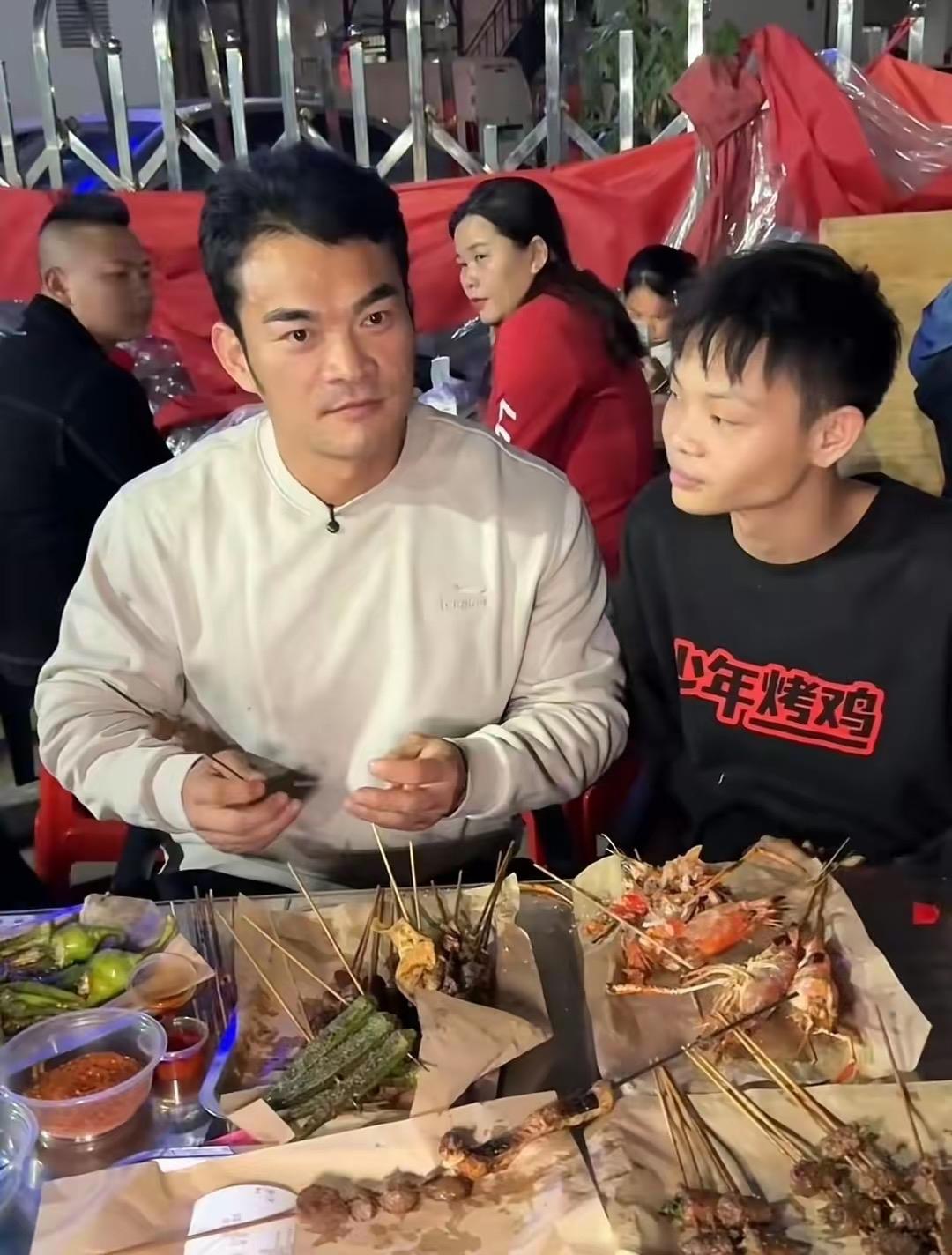 16岁少年深圳卖烧鸡日入过万！父母竟不知他摆摊变开店

16岁，别人还在校园埋头