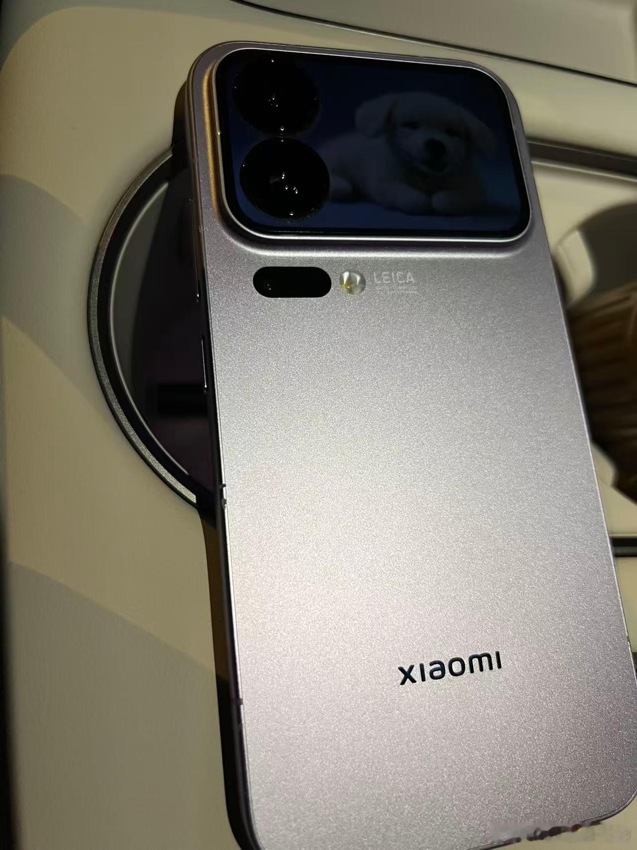 小米17pro  手机大约距离地面60-70cm掉到水泥地上出现场景:我去理想i