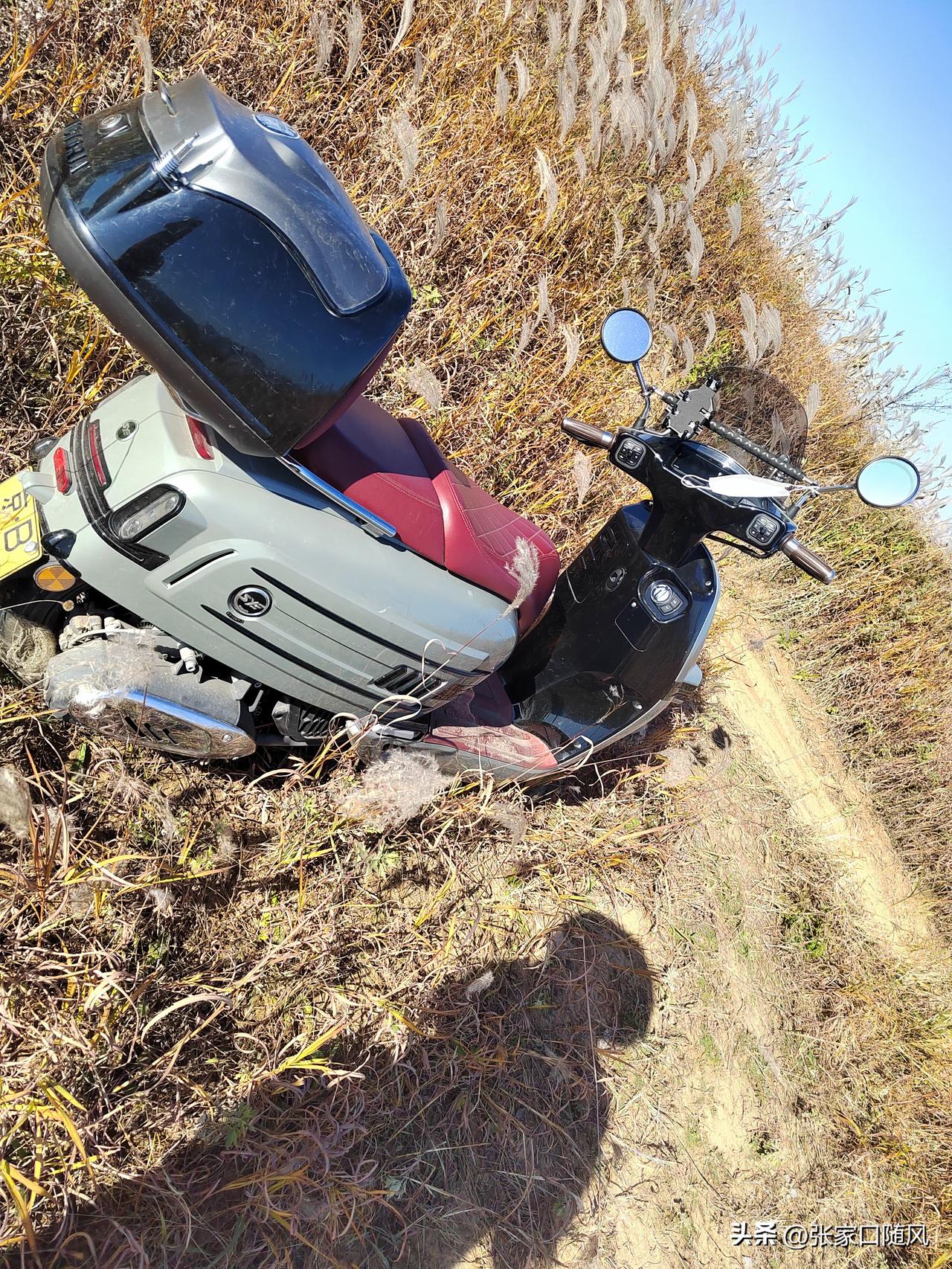 我不是摩旅，那是回家里劳动。把车骑到山上，山上的风景真的很美。
