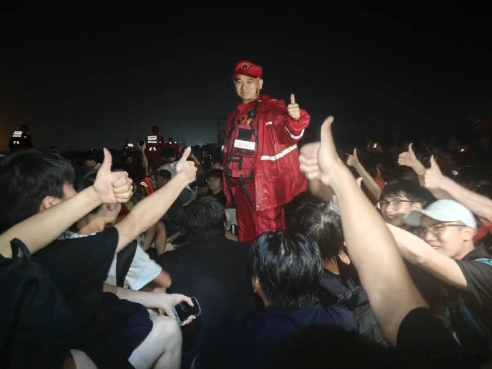 【被困学生齐竖大拇指点赞救援人员】被广西救援现场满屏大拇指暖到了 7月9日（发布
